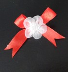 Mašlička proti urieknutiu  K04 červená mašlička biely kvietok 8286