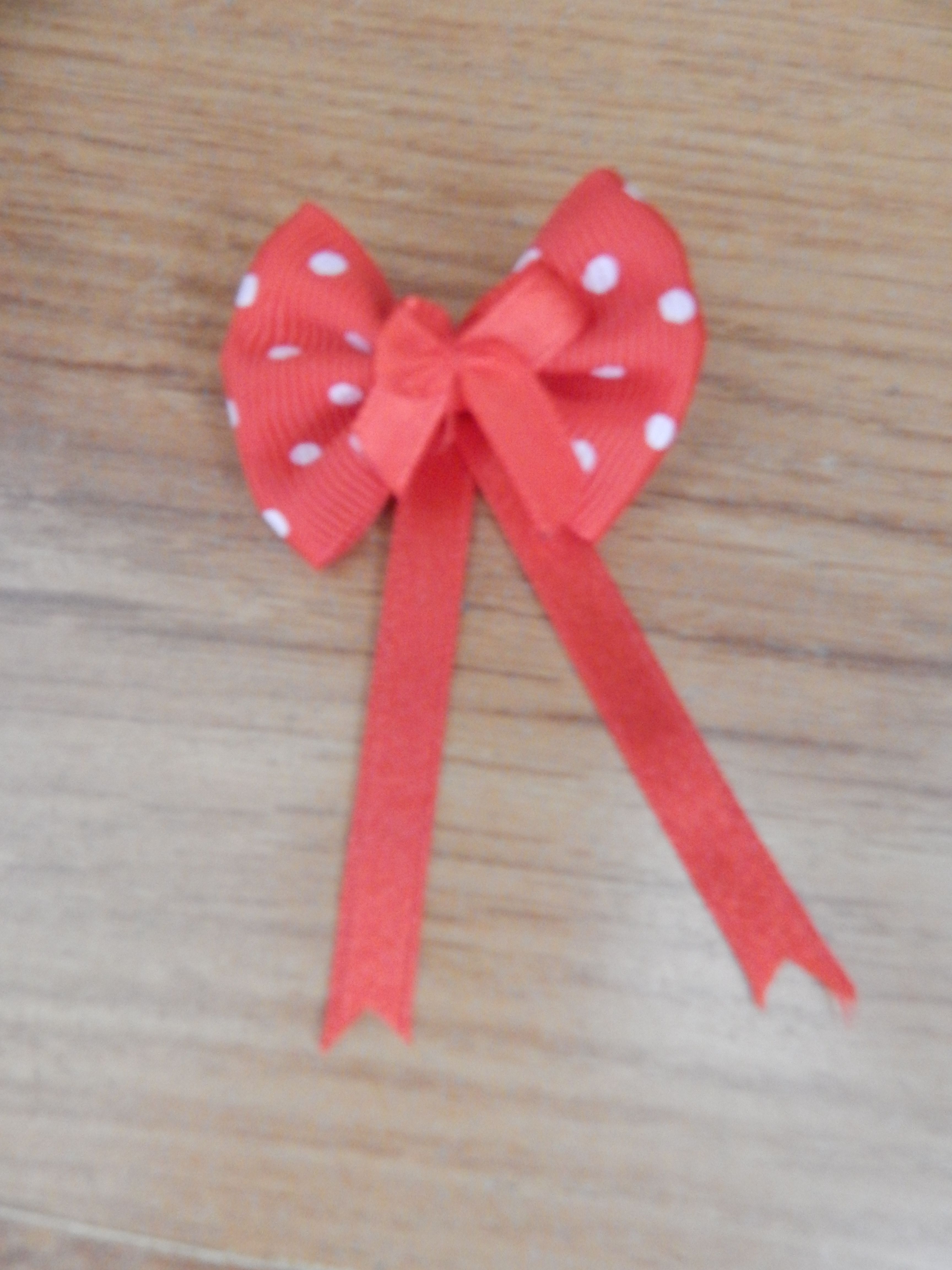 Mašlička proti urieknutiu  D01šervená bodkovaná mašlička 8228