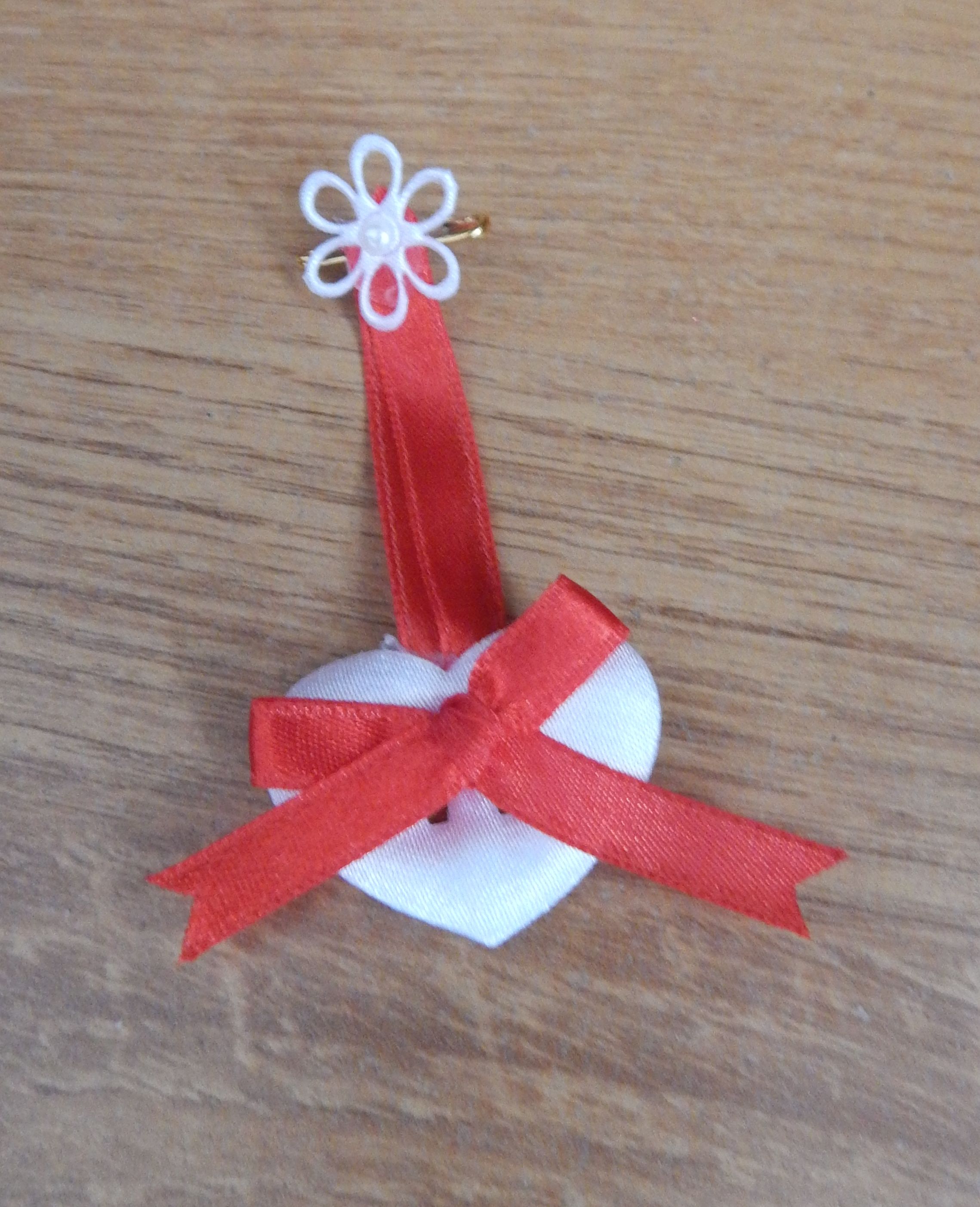 Mašlička proti urieknutiu  D03 biele srdiečko mašlička kvetinka 8231