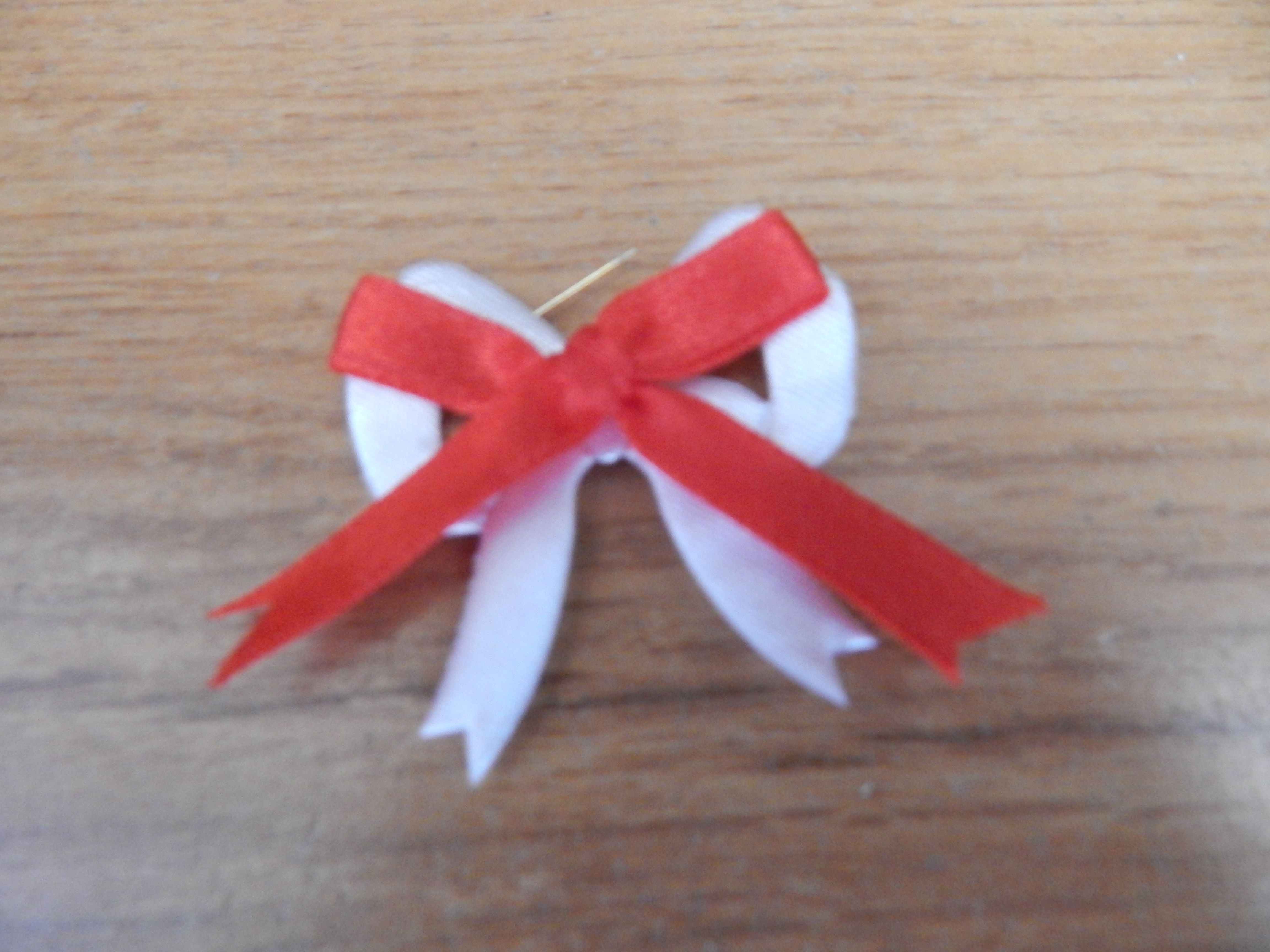 Mašlička proti urieknutiu  K02 biela mašlička červená mašlička 8232