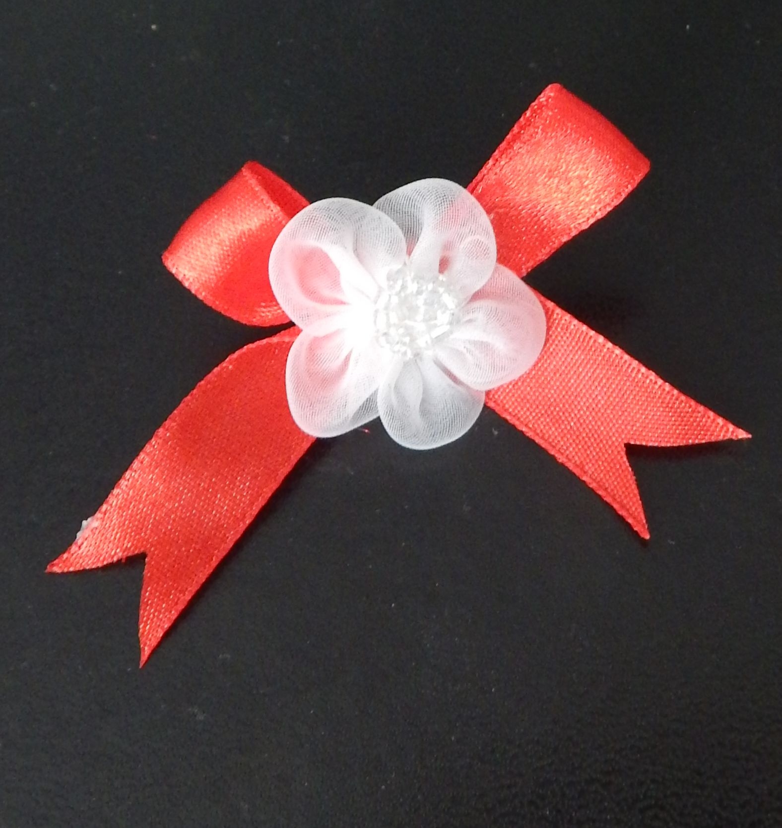 Mašlička proti urieknutiu  K04 červená mašlička biely kvietok 8286