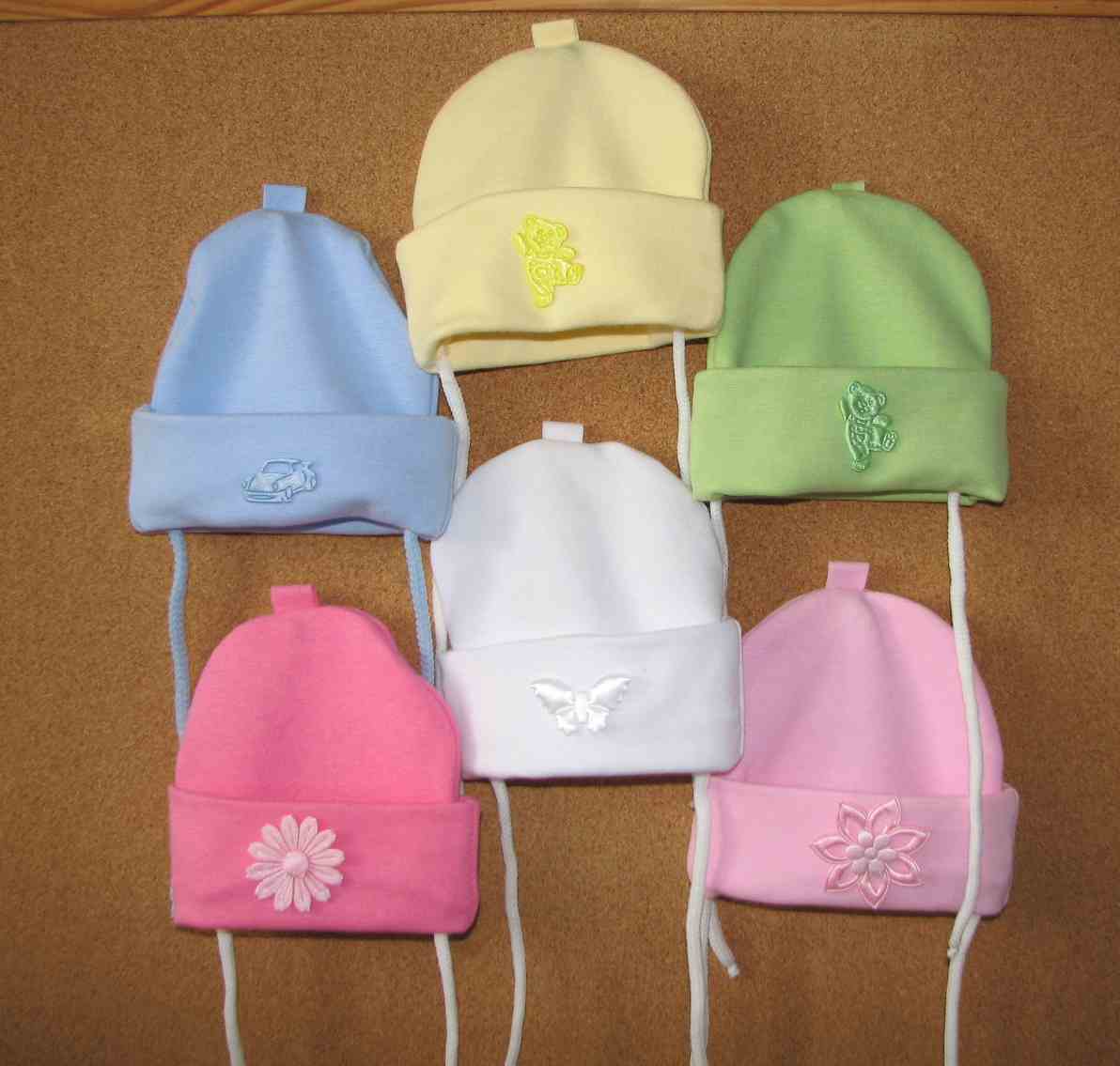 Čiapka 69 35-37 viazanie mix farieb jednofarebné s nášivkou 9177