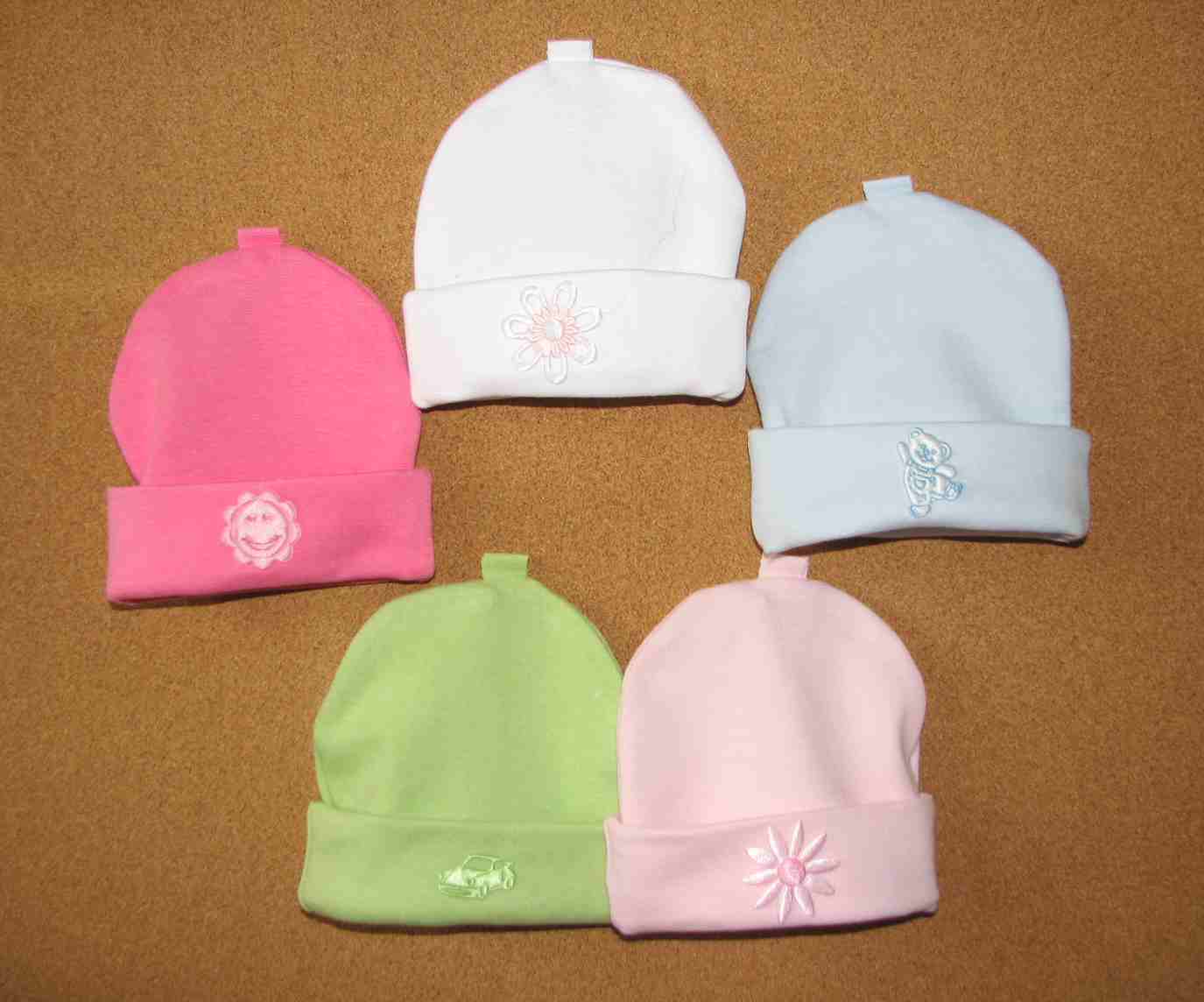 Čiapka 70 35-37 mix farieb jednofarebné s nášivkou 9178